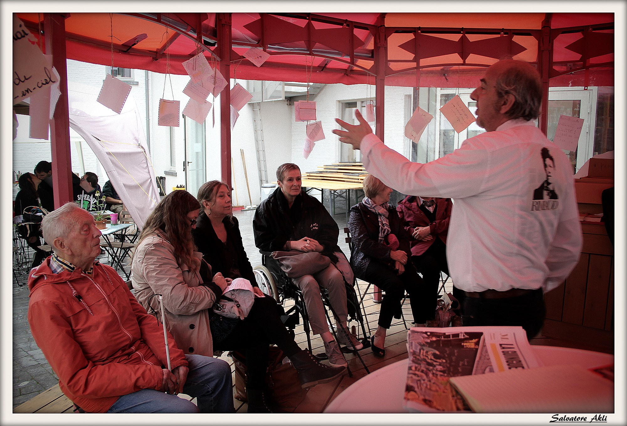 Livre de poésie ancien ouvert