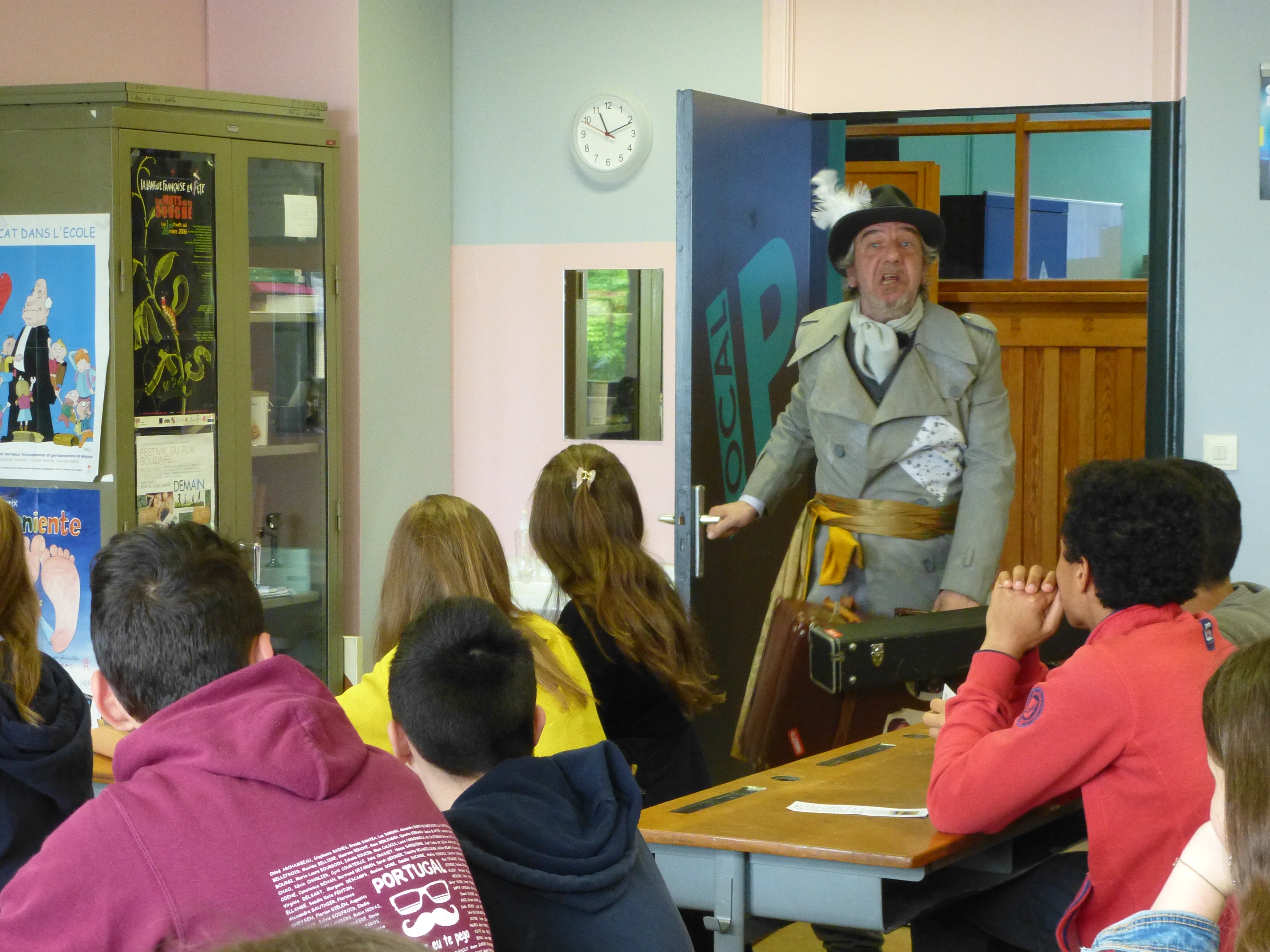 Comédien interagissant avec des élèves